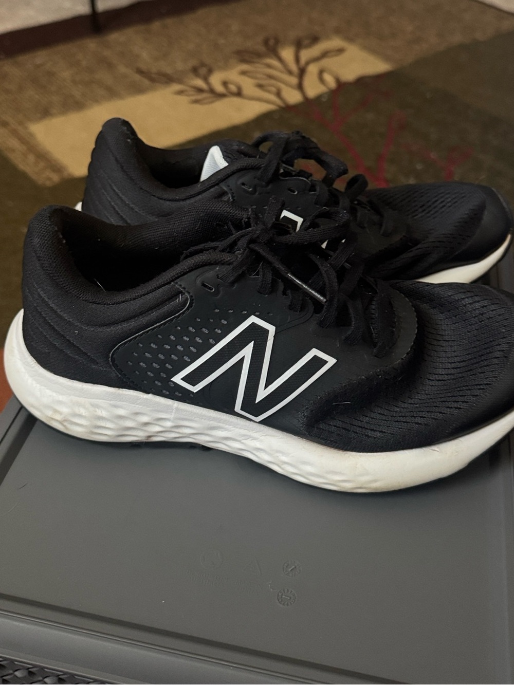 New Balance 520 Black and White Men Running Sneakers